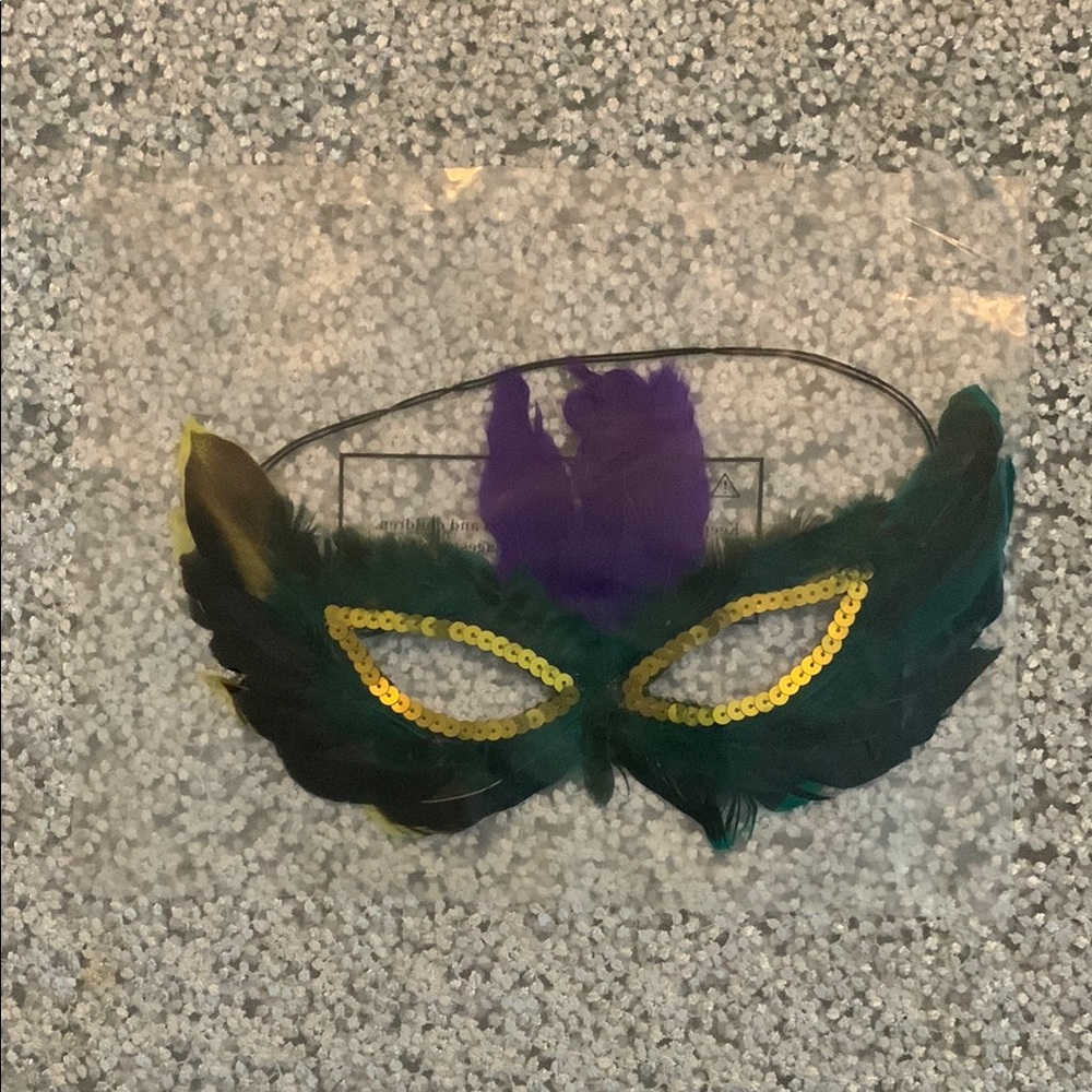 Oriental Trading Co NIP Feathered Masquerade Mask with Gold Accents